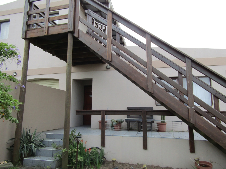8 Bedroom Property for Sale in Wavecrest Eastern Cape